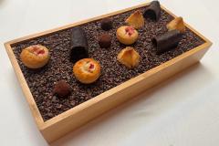 Teja de caramelo, Coquito, Financier de miel y Trufa de licor café Teja de caramelo, Coquito, Financier de miel y Trufa de licor café