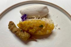 Tartar de choco y mango, sus cabezas fritas en tempura de placton y helado termal Tartar de choco y mango, sus cabezas fritas en tempura de placton y helado termal