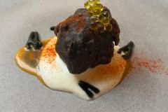 Pulpo frito en costra de tinta de choco, queso San Simón, caldo de su cocción y alga códium Pulpo frito en costra de tinta de choco, queso San Simón, caldo de su cocción y alga códium