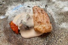 Lubina en mantequilla de almendras, escabeche de sus espinas, crujiente de su piel, cogollo salteado conpiñones y huevas trucha Lubina en mantequilla de almendras, escabeche de sus espinas, crujiente de su piel, cogollo salteado conpiñones y huevas trucha